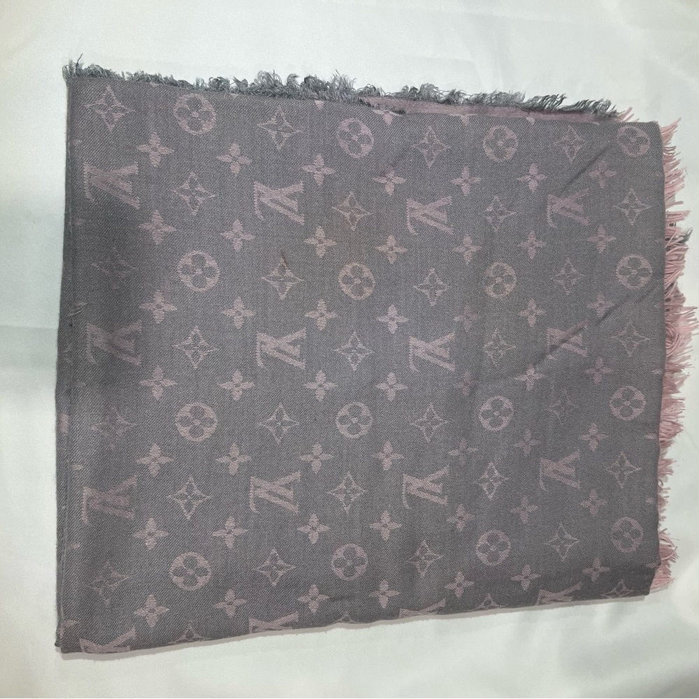 Louis Vuitton monogram shawl in soft grey and blush pink tones - Picture 12 of 15